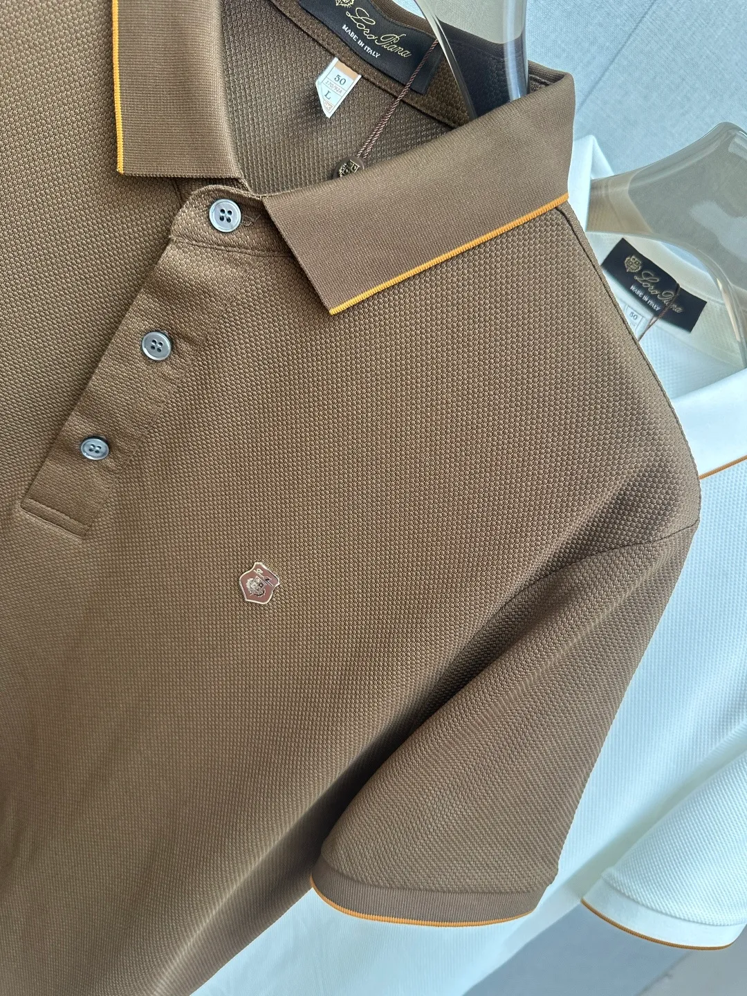 Available at the official New Arrival counter at the same time, men's lapel short-sleeved POLO shirts, Premium mainline Series, imported piqué mercerized cotton fabric, with first-class texture, excellent skin-friendliness, silky and delicate touch, fashionable three-button placket design, small lapels, fashionable and age-reducing, and the upper body is full of Italian accent, full of style. Sizes: M—3XL
